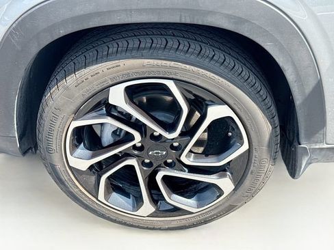 Used 2025 Chevrolet Trax RS w/ Sunroof Package FWD image 40