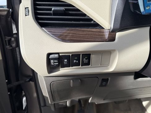 Used 2015 Toyota Sienna XLE image 14