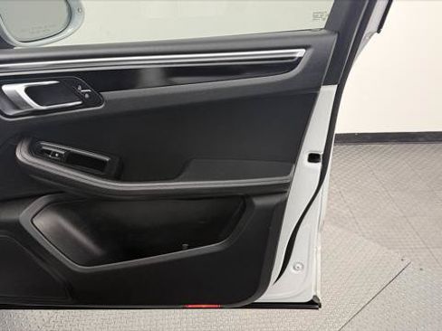 Used 2019 Porsche Macan AWD/4WD image 23