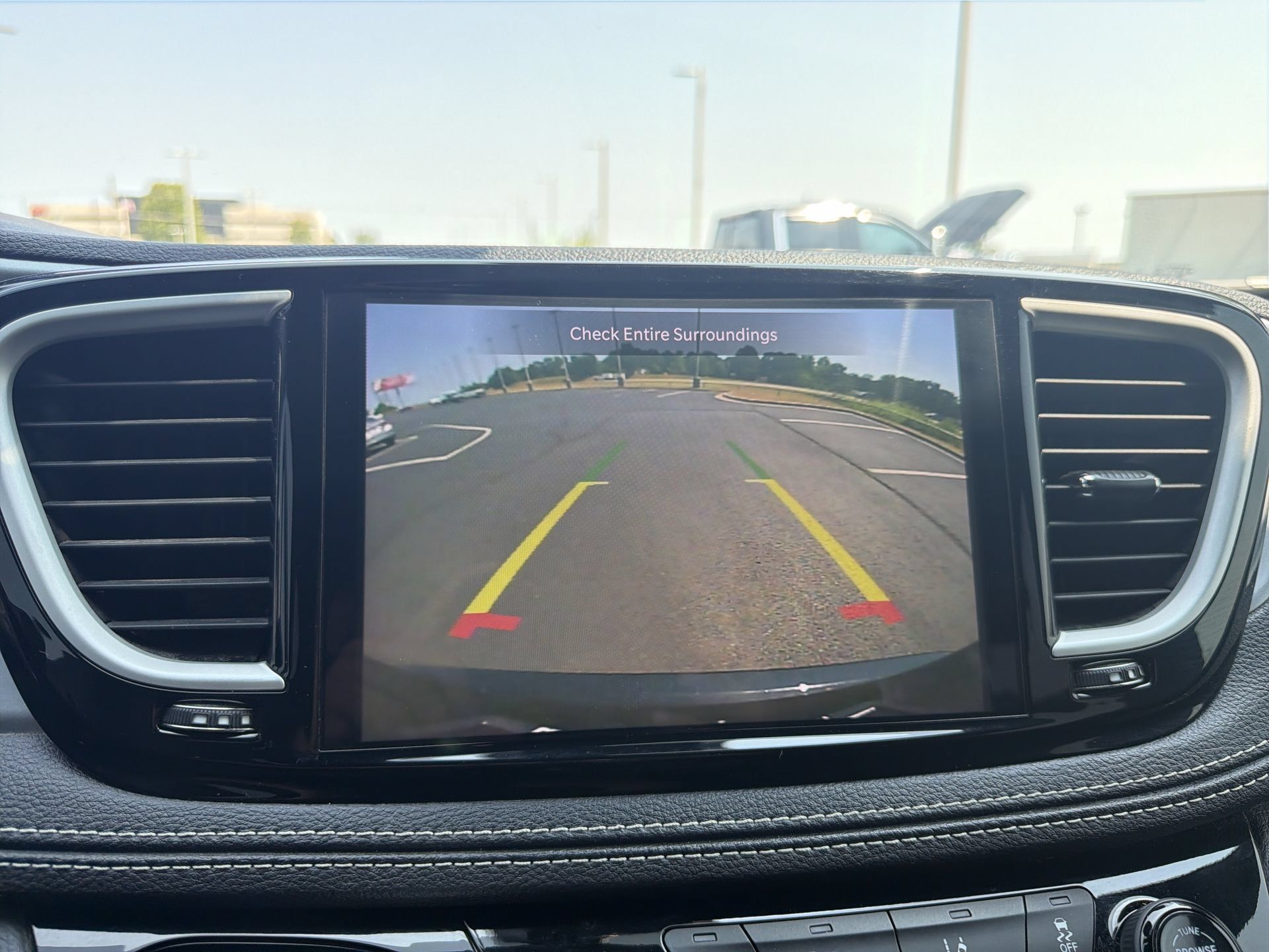 Used 2023 Chrysler Pacifica Touring FWD image 17