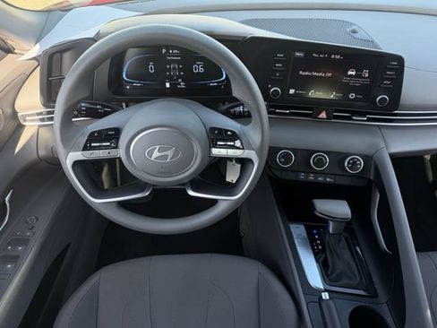 Used 2025 Hyundai Elantra SE FWD image 10