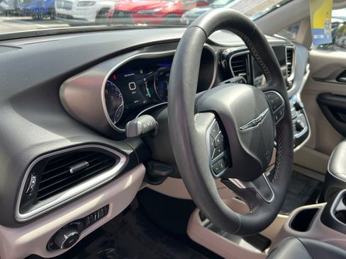 Used 2024 Chrysler Pacifica Touring-L FWD image 27