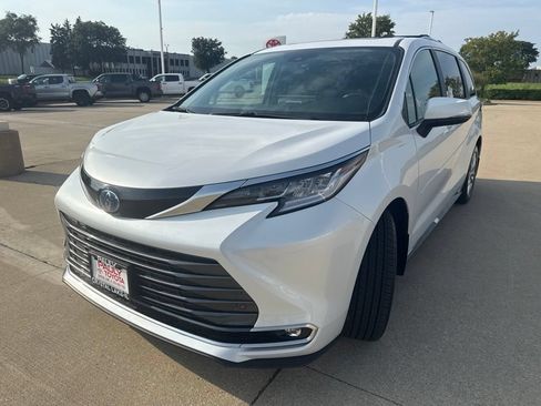 Used 2025 Toyota Sienna Limited AWD/4WD image 6