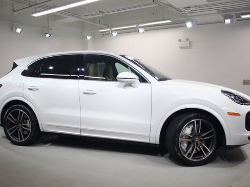 Used 2022 Porsche Cayenne Turbo image 9