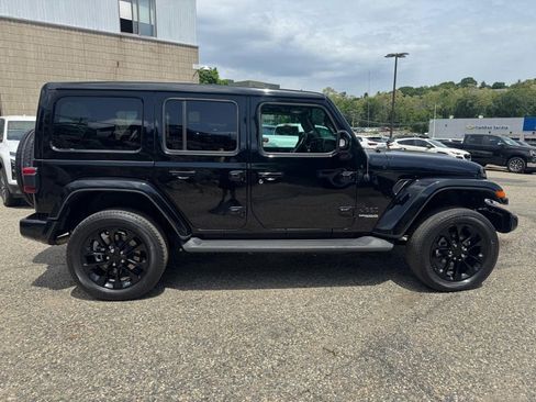 Used 2022 Jeep Wrangler Unlimited Sahara AWD/4WD image 7