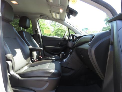 Used 2018 Chevrolet Trax LT w/ LT Convenience Package FWD image 13