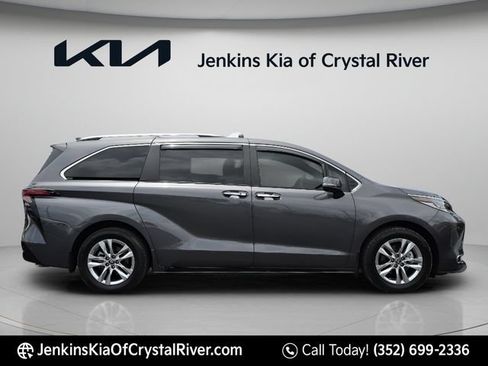 Used 2025 Toyota Sienna Limited FWD image 2