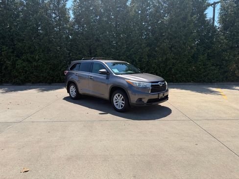 Used 2015 Toyota Highlander LE AWD/4WD image 1