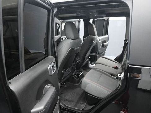Used 2024 Jeep Gladiator Rubicon w/ Technology Group AWD/4WD image 16