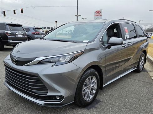 New 2026 Toyota Sienna XLE image 3