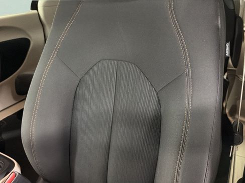 Used 2018 Chrysler Pacifica Touring Plus FWD image 18