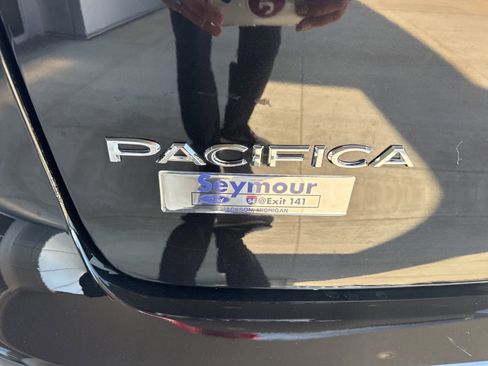 Used 2024 Chrysler Pacifica Touring-L image 14