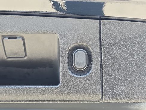Used 2018 Cadillac Escalade Luxury AWD/4WD image 17