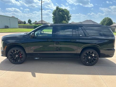 Used 2025 Cadillac Escalade ESV V w/ LPO, ONYX Package AWD/4WD image 2