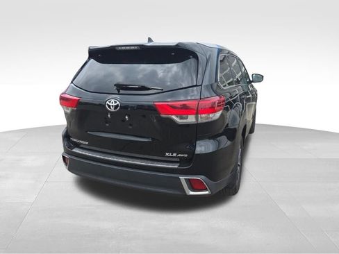 Used 2019 Toyota Highlander XLE AWD/4WD image 4