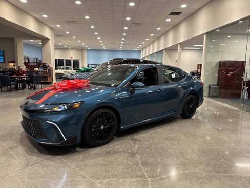 Used 2025 Toyota Camry Hybrid image 4