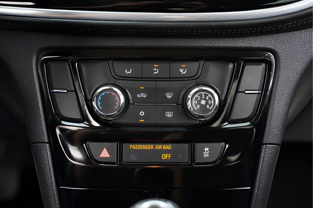 Used 2022 Buick Encore Preferred w/ Safety Package FWD image 17