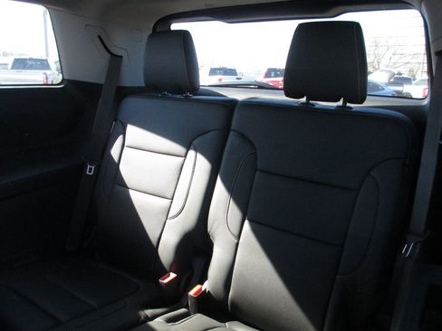 Used 2023 GMC Acadia SLT w/ Elevation Edition image 19