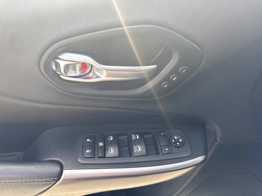 Used 2019 Jeep Cherokee Limited AWD/4WD image 10