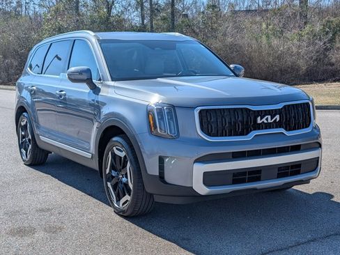 Used 2024 Kia Telluride EX w/ EX Captain's Chair Package image 3