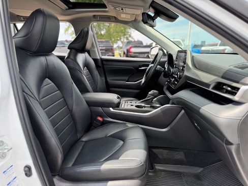 Used 2022 Toyota Highlander XLE AWD/4WD image 15