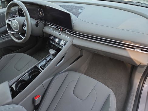 Used 2025 Hyundai Elantra SEL FWD image 38