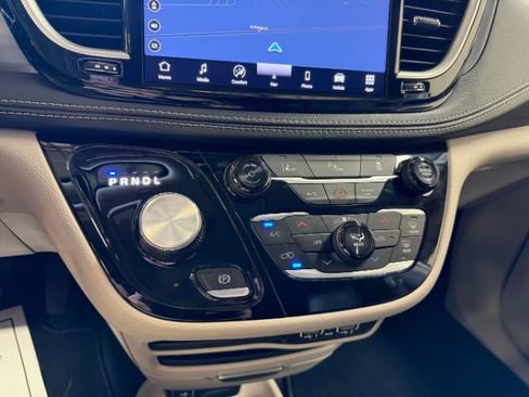 Used 2024 Chrysler Pacifica Limited FWD image 17