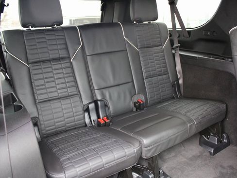 Used 2025 Cadillac Escalade ESV Sport Platinum w/ LPO, ONYX Package image 28