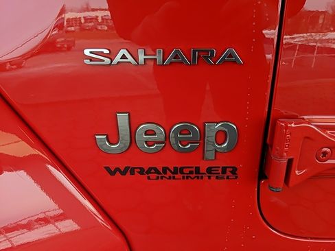 Used 2018 Jeep Wrangler Unlimited Sahara image 11