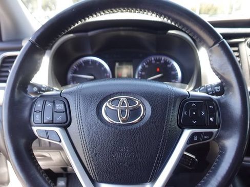 Used 2019 Toyota Highlander XLE AWD/4WD image 14