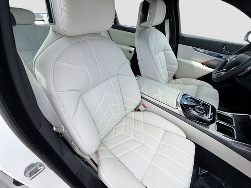 Used 2025 BMW 750e xDrive w/ Executive Package image 15