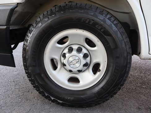 Used 2018 Chevrolet Express 2500 Extended RWD image 35