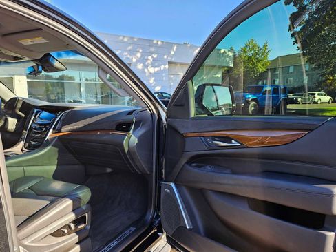 Used 2020 Cadillac Escalade Premium Luxury image 10