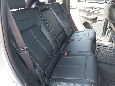New 2025 Jeep Grand Cherokee Limited w/ Black Appearance Package AWD/4WD image 11