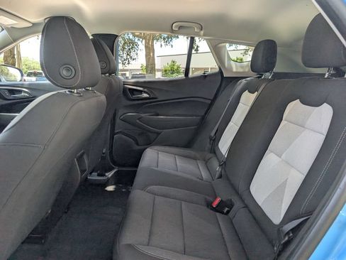 Used 2025 Chevrolet Trax LS w/ LS Convenience Package FWD image 17