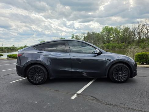 Used 2024 Tesla Model Y Long Range AWD/4WD image 18