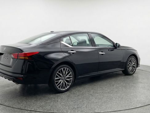 Used 2025 Nissan Altima 2.5 SV FWD image 9