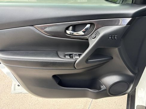 Used 2018 Nissan Rogue SV w/ Premium Package FWD image 22
