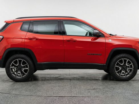 Used 2025 Jeep Compass Trailhawk image 11