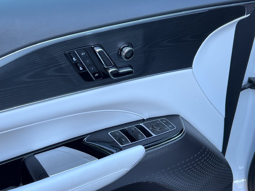 Used 2025 Cadillac Lyriq Luxury RWD image 10