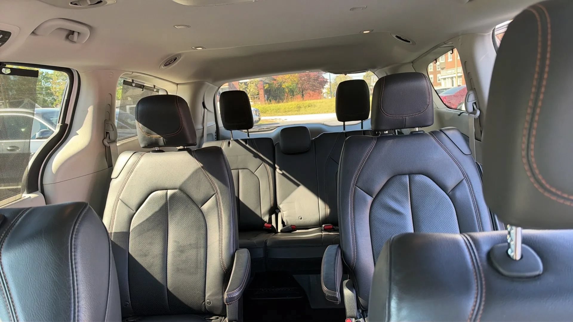 Used 2018 Chrysler Pacifica Touring-L w/ Tire & Wheel Group FWD image 11