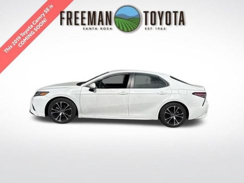 Used 2019 Toyota Camry SE FWD image 1