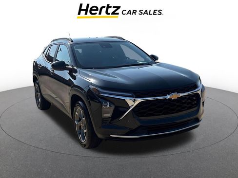 Used 2025 Chevrolet Trax LT image 1