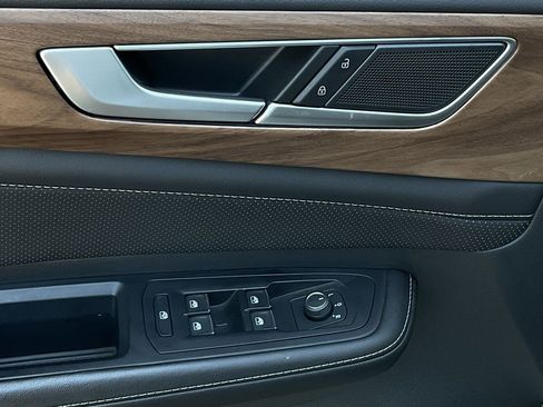 Used 2025 Volkswagen Atlas SE image 14