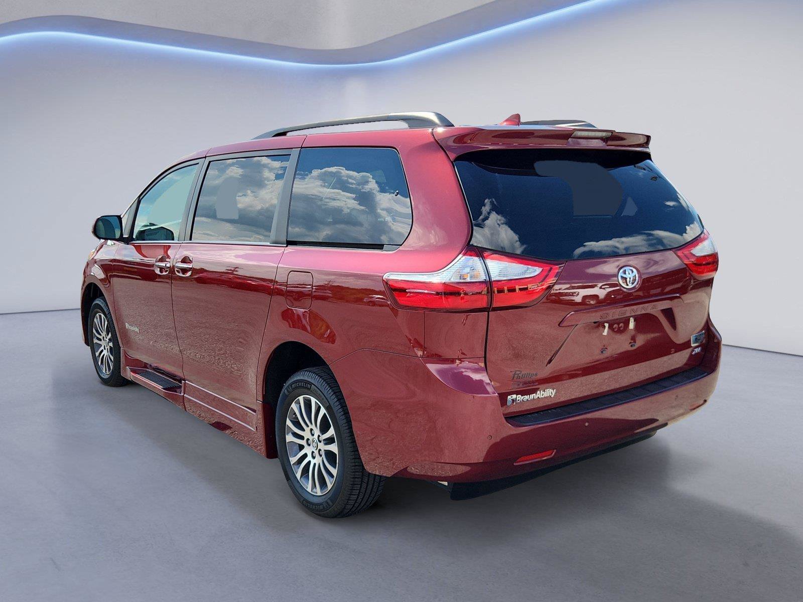 Used 2019 Toyota Sienna XLE w/ XLE Navigation Package FWD image 5