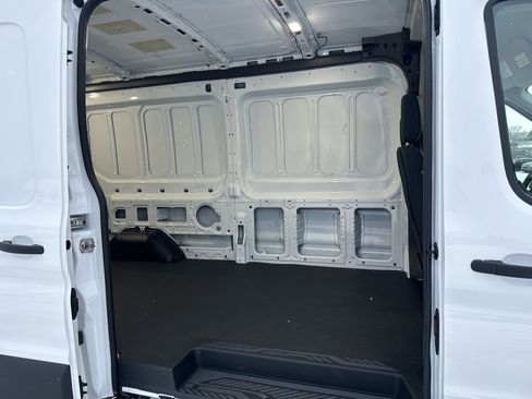 New 2025 Ford Transit 250 148 Medium Roof RWD image 40