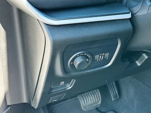 Used 2024 Jeep Grand Cherokee L Altitude RWD image 11