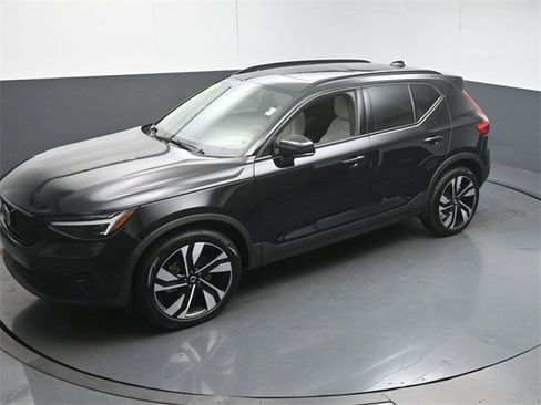 Used 2025 Volvo XC40 B5 Ultra image 45