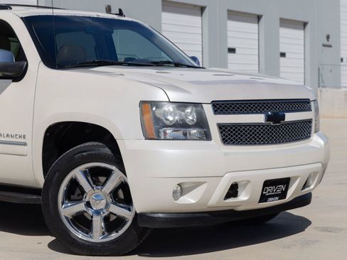 Used 2011 Chevrolet Avalanche LTZ AWD/4WD image 3