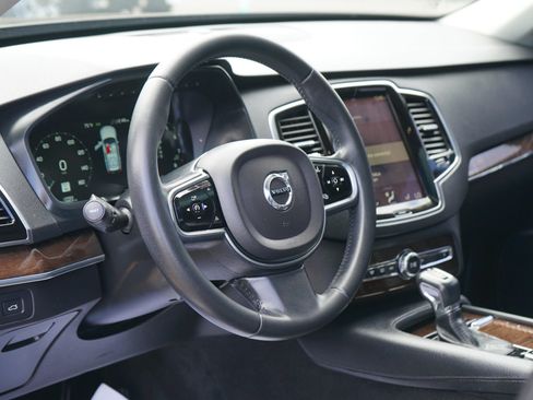 Used 2016 Volvo XC90 T6 Momentum w/ Momentum Plus Package AWD/4WD image 12